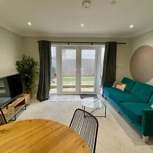 Stylish Modern Two Bedroom With Garden Cardiff